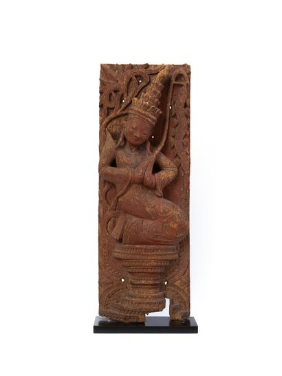 null Birmanie, XIXe siècle 

Élément architectural en bois sculpté représentant une...