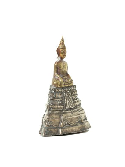 null Cambodge, XIXe siècle 

Figure de bouddha en or repoussé, représenté assis en...