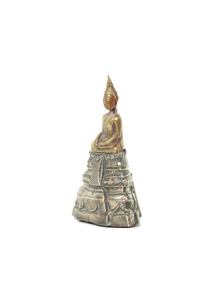 null Cambodge, XIXe siècle 

Figure de bouddha en or repoussé, représenté assis en...