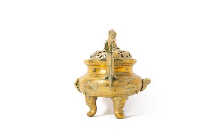null CHINE, XIXe siècle

Brûle-parfum circulaire tripode en laiton, un décor de fleurs...