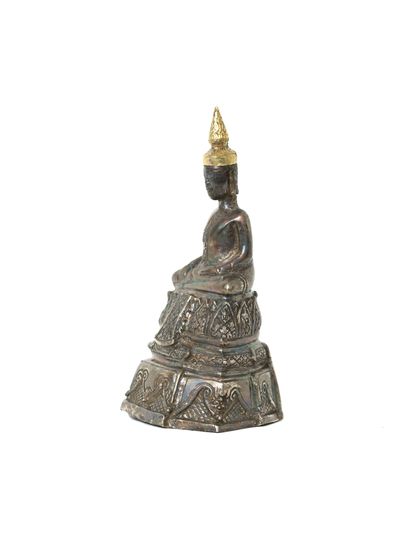 null Cambodge ou Thaïlande, XIXe siècle 

Figure de bouddha en argent repoussé, représenté...