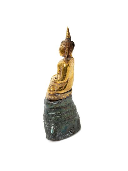 null Cambodge ou Laos, XVIe - XVIIe siècle 

Figure de bouddha en or repoussé, représenté...