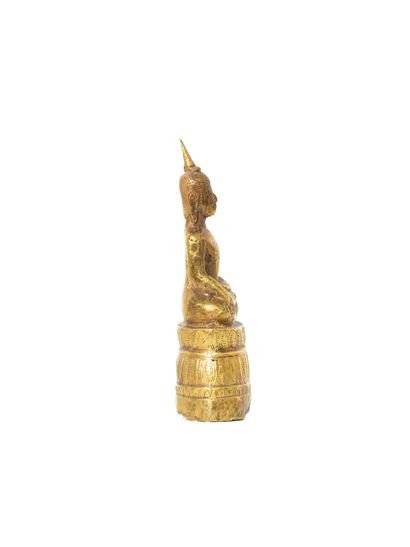 null Cambodge ou Thaïlande, XVIIIe - XIXe siècle

Figure de bouddha en or repoussé,...