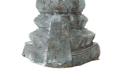 null Cambodge ou Thaïlande, XIXe siècle 

Figure de bouddha en argent repoussé, représenté...