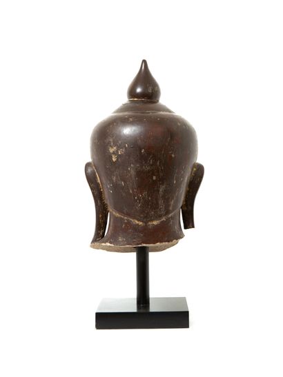 null Birmanie, XVIIe siècle 

Importante tête de bouddha en grés laqué brun et traces...