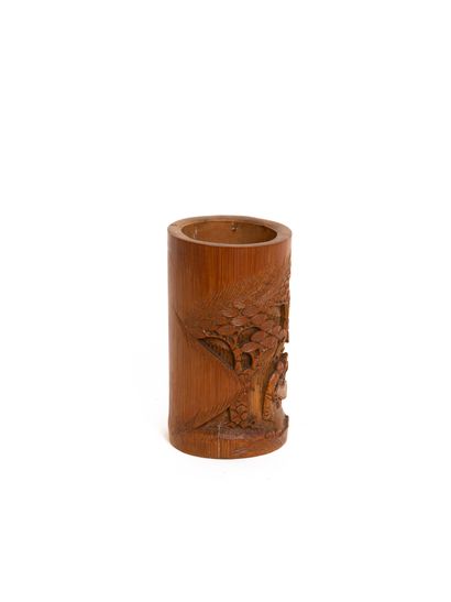 null Chine, XIXe siècle 

Pot à pinceaux en bambou sculpté, le décor présentant une...