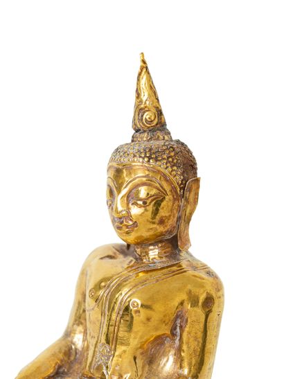 null Cambodge ou Laos, XVIe - XVIIe siècle 

Figure de bouddha en or repoussé, représenté...