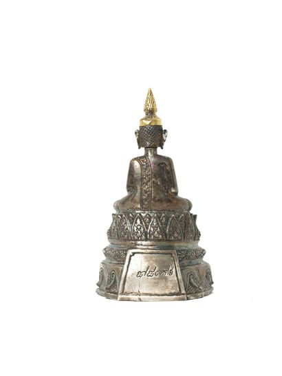 null Cambodge ou Thaïlande, XIXe siècle 

Figure de bouddha en argent repoussé, représenté...