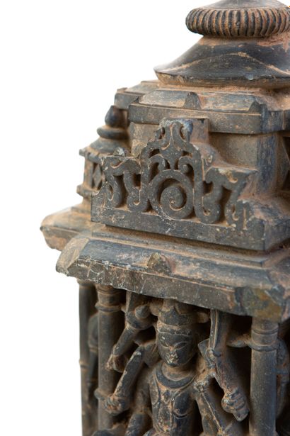 null Inde, XIe-XIIe siècle 

Élément architectural en grés noir sculpté représentant...