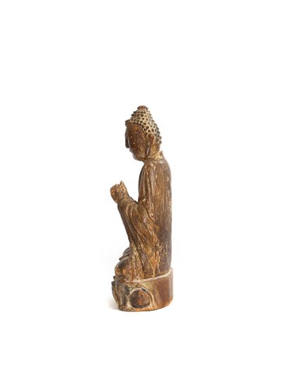 null Chine, dynastie Ming 

Statuette en bouddha en bois sculpté, représenté assis...