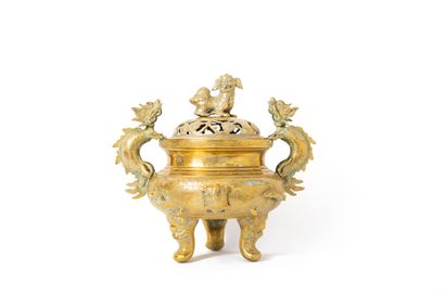null CHINA, 19th century

Circular tripod brass incense burner, a decoration of flowers...