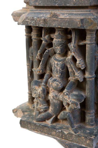 null Inde, XIe-XIIe siècle 

Élément architectural en grés noir sculpté représentant...