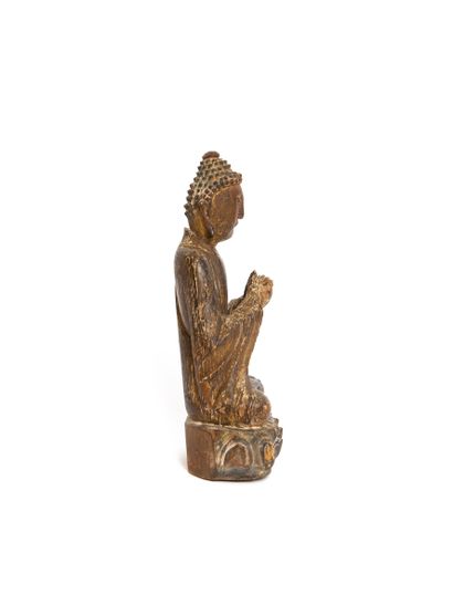 null Chine, dynastie Ming 

Statuette en bouddha en bois sculpté, représenté assis...