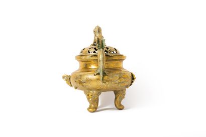 null CHINA, 19th century

Circular tripod brass incense burner, a decoration of flowers...