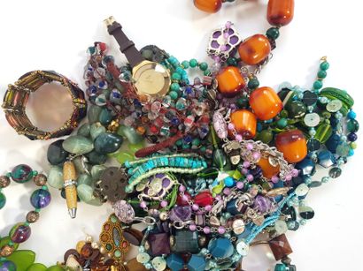 null Lot de bijoux fantaisie et bijoux de créateurs comprenant colliers, bracelets,...