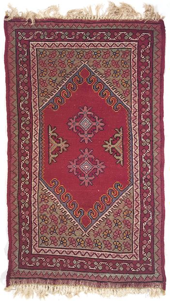 null Moroccan mechanical carpet with geometric decoration on a flower background

131...
