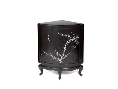 null NGUYEN THANH LE (1919-2003)

Black lacquered wood and mother-of-pearl inlaid...