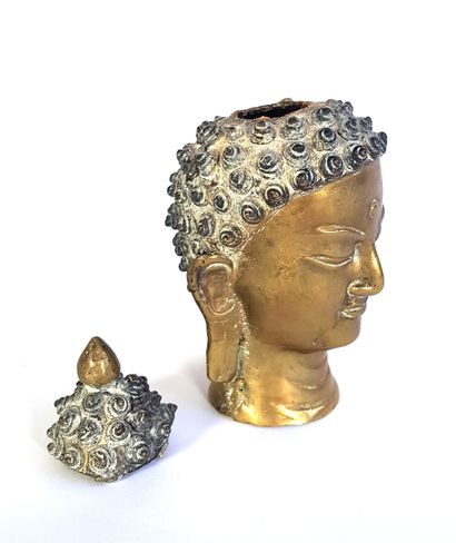 null ASIE DU SUD-EST

Tête de bouddha en bronze 

H. 14,5 cm

Accident