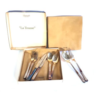null CHRISTOFLE - La Trousse

Set of silver plated cutlery with gadroon patterns...