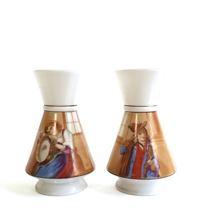 null Pair of opaline vases with painted musicians

Work of the 19th century

H. 24,5...