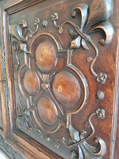 null Languedoc work from the 18th century

Natural wood sideboard opening to a leaf...