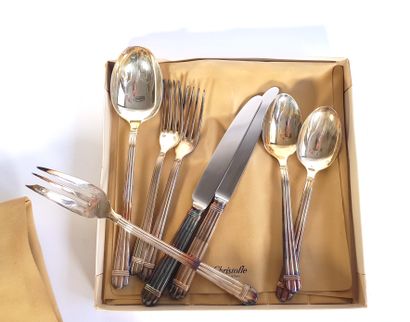 null CHRISTOFLE - La Trousse

Set of silver plated cutlery with gadroon patterns...