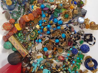 null Lot de bijoux fantaisie et bijoux de créateurs comprenant colliers, bracelets,...