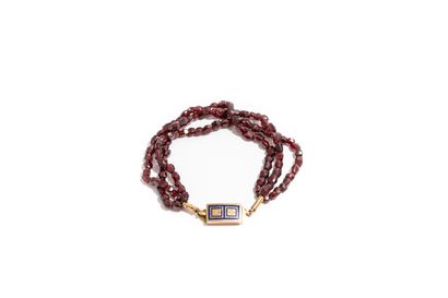 null Bracelet three rows of faceted almandine garnets, clasp in 14K gold (585 thousandths)

French...