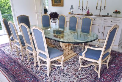 null Suite de six chaises et deux fauteuils de Style Louis XV en bois mouluré et...