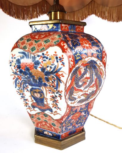 null JAPON, XIXe siècle

Vase hexagonal en porcelaine à décor polychrome de vases...
