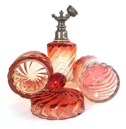 null Two bottles and a covered pot in two-tone glass with twisted gadroon motifs

H....