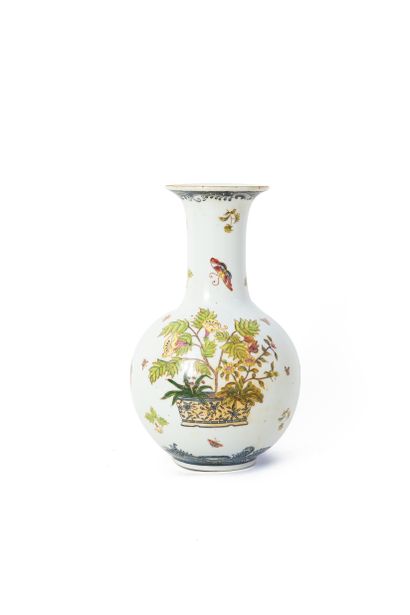 null CHINE

Vase en porcelaine à décor polychrome de jardinières et papillons virvoltants

Marque...