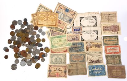 null MONNAIES ET BILLETS

Lot comprenant environ cent pièces de monnaies et jetons...