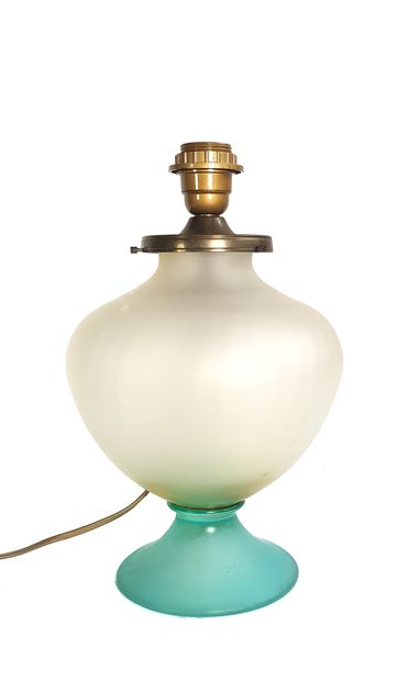 null WORK FROM THE 80'S

Two-tone frosted glass lamp on pedestal with double lighting

H....