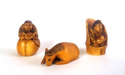 null JAPAN, late 19th century

Three ivory netsuke

H. between 2,2 and 4,7 cm

*Elephant...