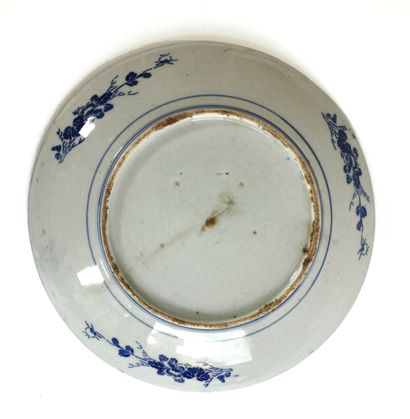 null Japon XXe siècle

Plat en porcelaine à décor bleu et blanc de branches fleuries...