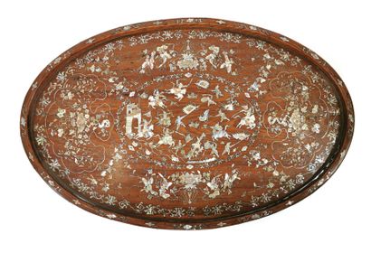 null VIETNAM, 19th century 

Oval wooden tray inlaid with mother-of-pearl, decorated...