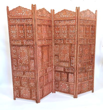 null INDONESIA, four-leaf carved wood screen, salmon lacquered with openwork foliage

H....