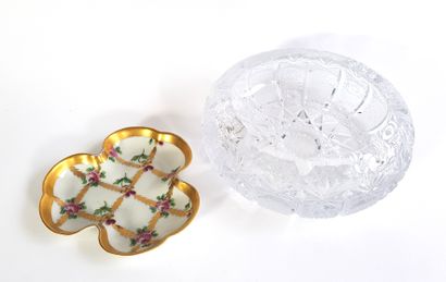 null DELVAUX Paris

Porcelain dish in the shape of a clover with enamelled decoration...