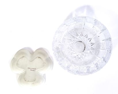 null DELVAUX Paris

Porcelain dish in the shape of a clover with enamelled decoration...
