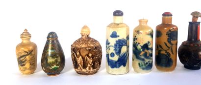 null CHINE et JAPON, XIXe - XXe siècle

Suite de quatorze tabatières en verre, porcelaine,...