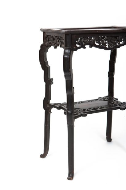 null CHINE, XIXe siècle

Petite table en bois sculpté et noirci à décor ajouré de...