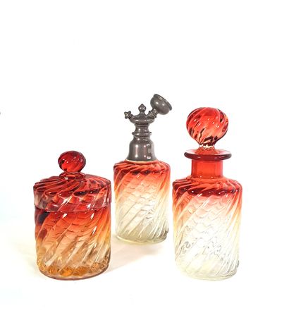 null Two bottles and a covered pot in two-tone glass with twisted gadroon motifs

H....