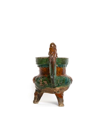 null Chine, dynastie Ming 

Brûle-parfum tripode en céramique à glaçure Sancai (trois...