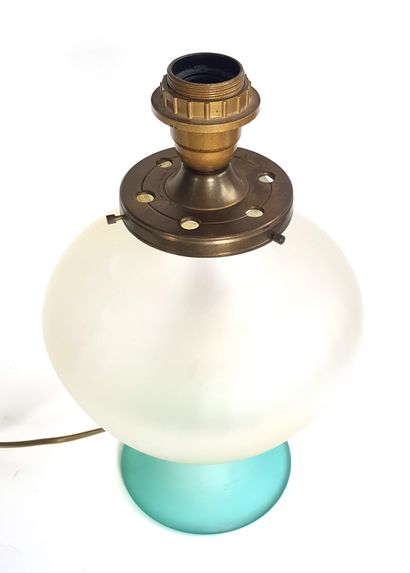 null WORK FROM THE 80'S

Two-tone frosted glass lamp on pedestal with double lighting

H....