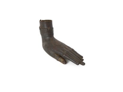 null INDIA

Bronze hand, the palm decorated with a flower

H. 9 x L. 20 x W. 6.5...