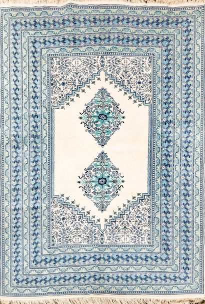 null Suite de trois tapis Tunisiens

- 299 cm x 202 cm – velours en laine sur fondations...