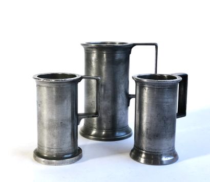 null Three pewter standard measures, 18th-19th centuries

H. 10,5 and 14 cm