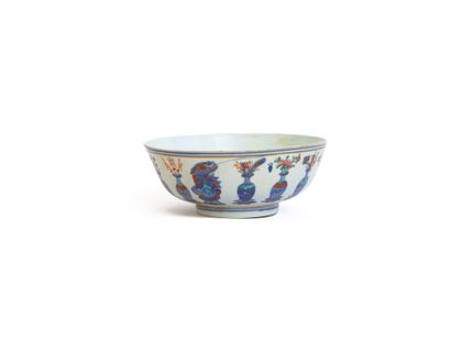 null CHINE, XIXe siècle

Bol en porcelaine polychrome à décor tournant de vases fleuris...
