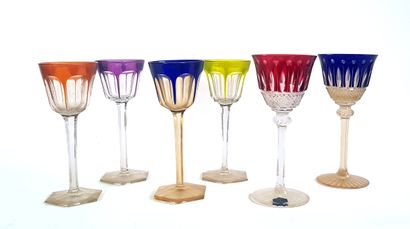null SAINT-LOUIS - Two Tommy stemmed glasses in cut and lined crystal

H. 20 cm

Four...